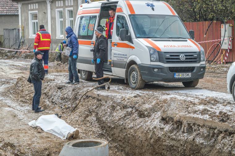 Tragédia: munkaárokban találtak rá a halott férfira Csíkszeredában