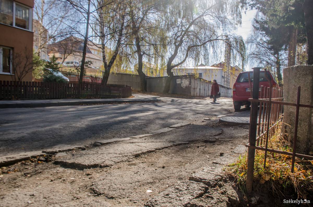 Kivitelezés előtt áll a csíkszeredai Kalász lakótelep felújítása. Részben kormánytámogatásból valósulna meg •  Fotó: Sándor Csilla
