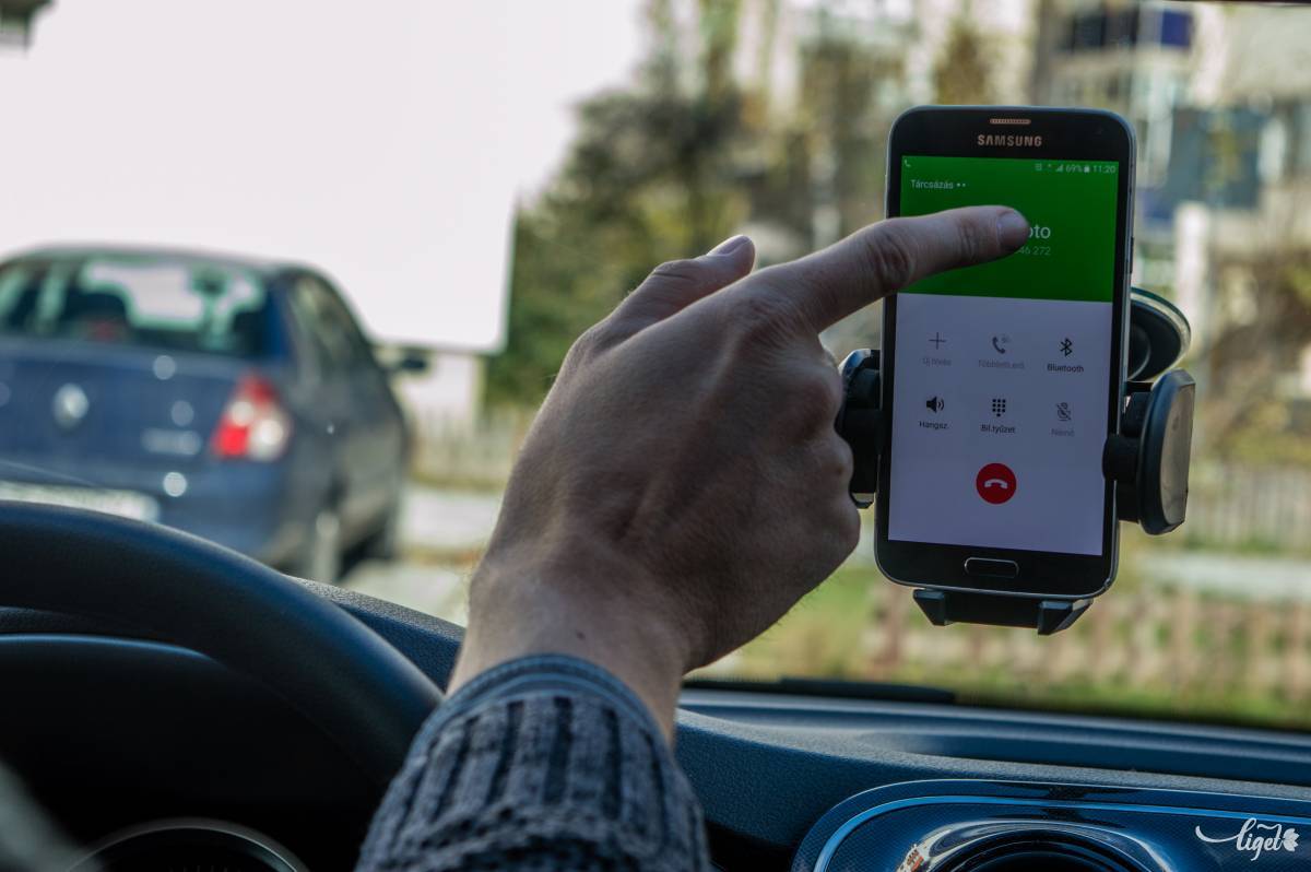 Csak egy gombnyomás. Amióta mobiltelefon van, a férfiak is gyakrabban telefonálnak •  Fotó: Sándor Csilla