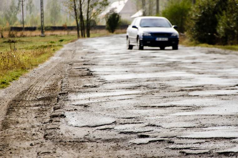 Számvevőszéki aggályok: hogyan lehet elszámolni a kiegyenlítésre szánt aszfaltmennyiséget?