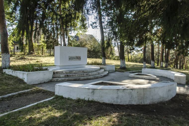 Megtisztították a szeméttől a Hősök temetőjét
