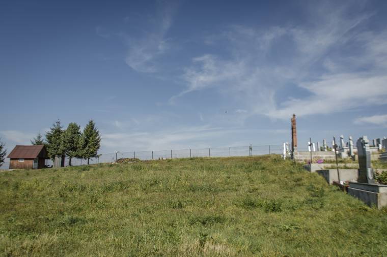 Még üresen áll a ravatalozó helyéül szolgáló terület a csíkpálfalvi temetőben