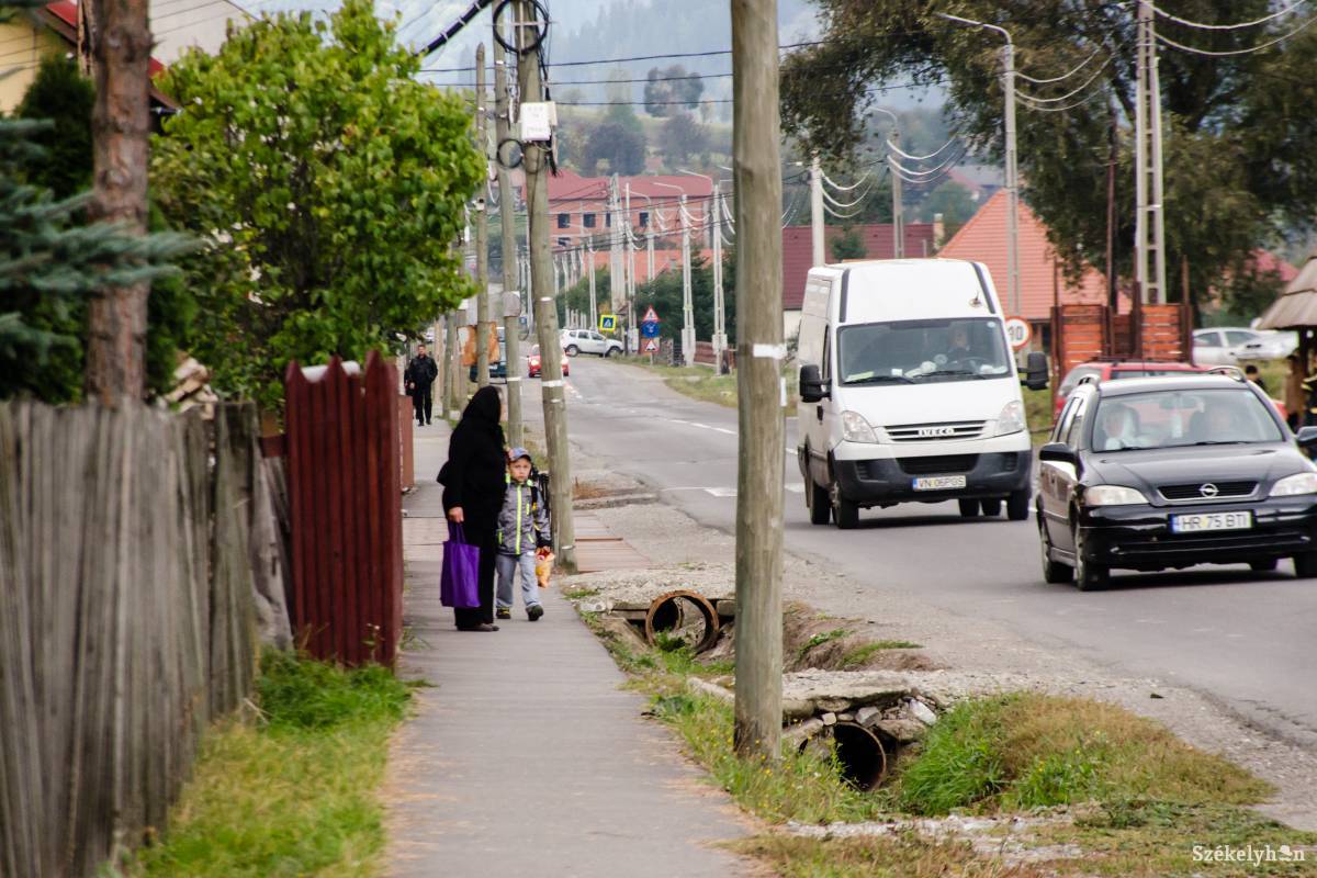 Egyelőre sem ivóvíz-, sem szennyvízhálózat nincs kiépítve a községben •  Fotó: Sándor Csilla