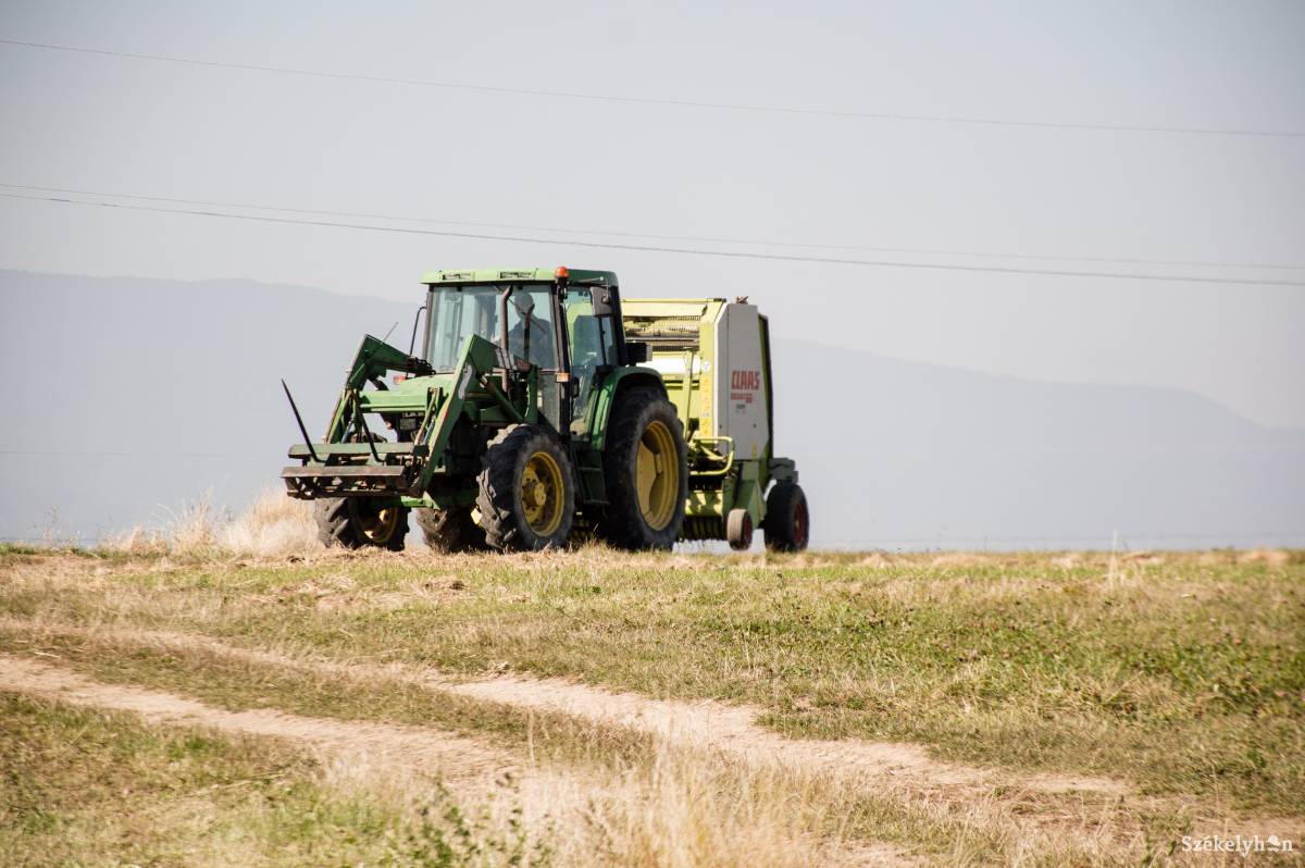 Modern gépekkel a mezőn. Hatékonyabb a munka. Illusztráció • Fotó: Sándor Csilla