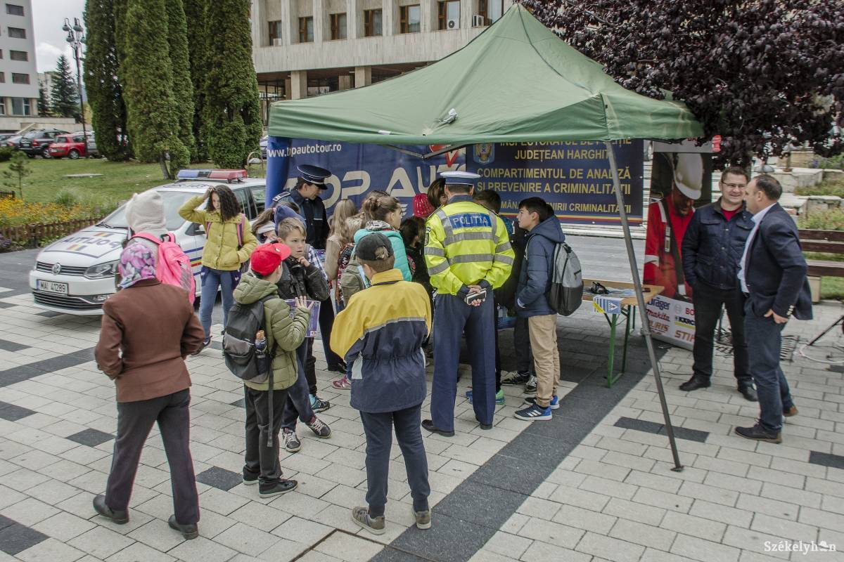 A kisebbek bűnmegelőzési tanácsokat, szórólapokat kaptak •  Fotó: Pinti Attila