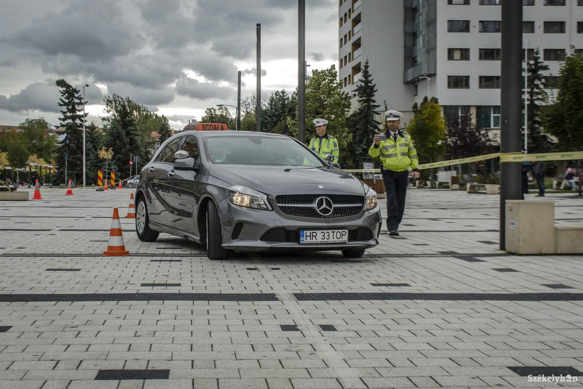 Még csigatempóban sem egyszerű szlalomozás – bemutatták, milyen hatással lehet az alkohol az autóvezetőkre •  Fotó: Pinti Attila