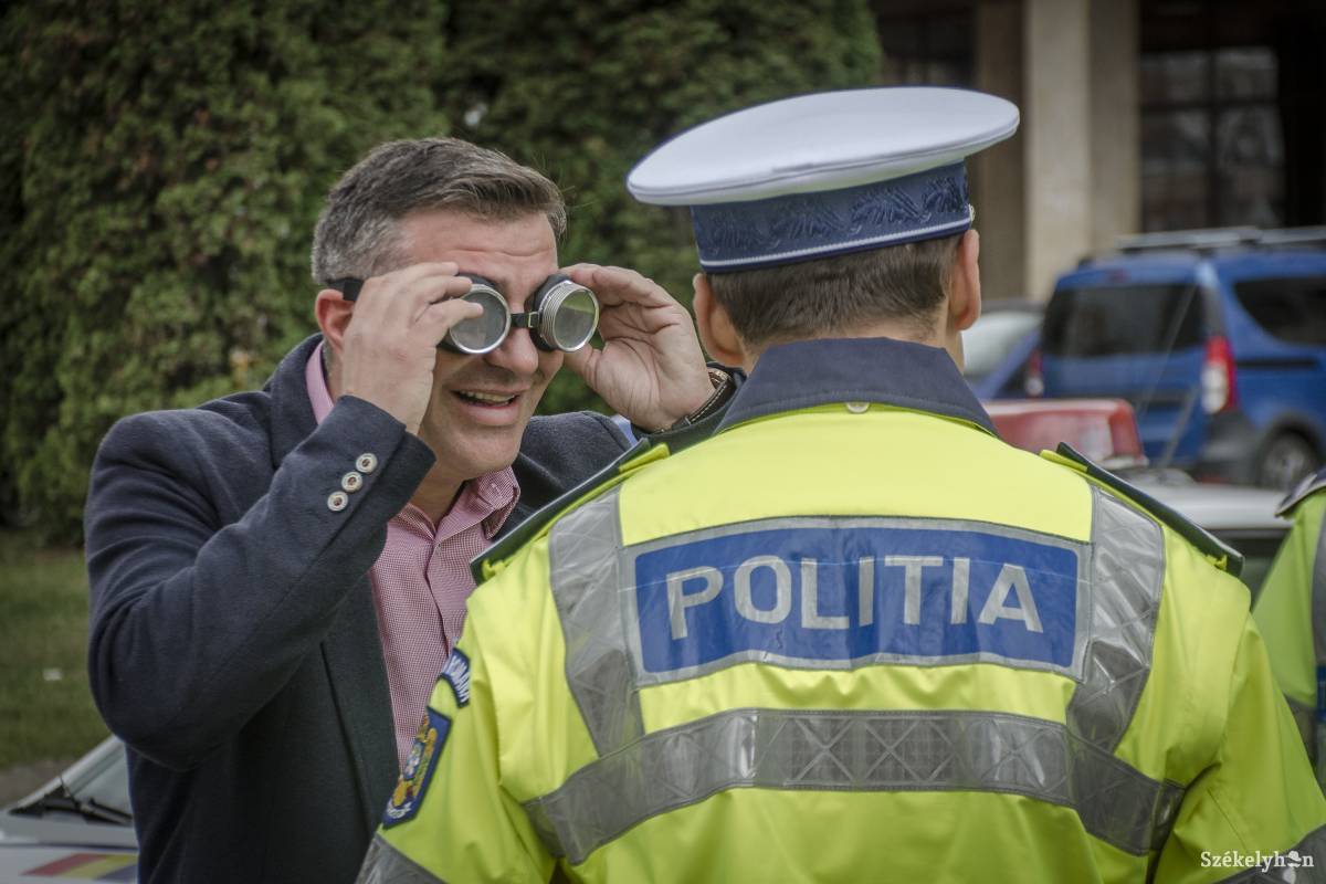 Minden lépés bizonytalan a „kábítószeres” szemüveggel •  Fotó: Pinti Attila