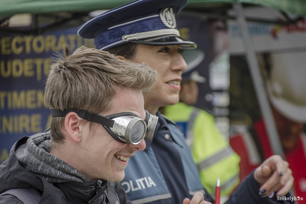Több fiatal is próbára tette a szemüvegeket •  Fotó: Pinti Attila