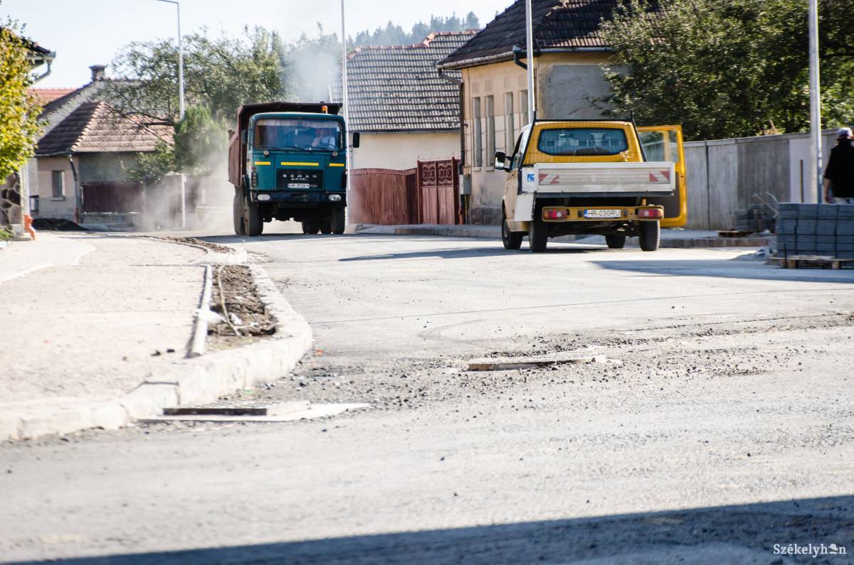 A Zsögödi Nagy Imre utca felújítására a módosítás után 8,1 millió lejt szánnak. Archív •  Fotó: Sándor Csilla