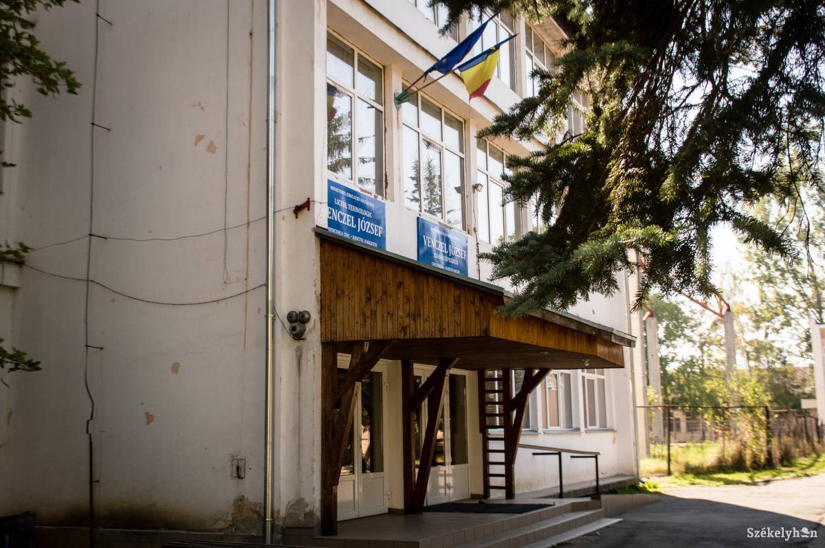 Ráfér a korszerűsítés a csíkszeredai Venczel József Szakközépiskola épületére •  Fotó: Sándor Csilla