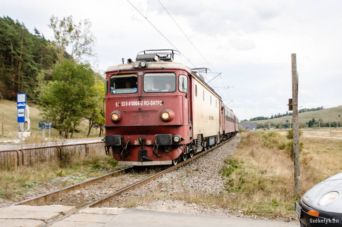 A zsögödfürdői vasúti átjáró. Sorompó nincs, de kötelező megállni •  Fotó: Sándor Csilla