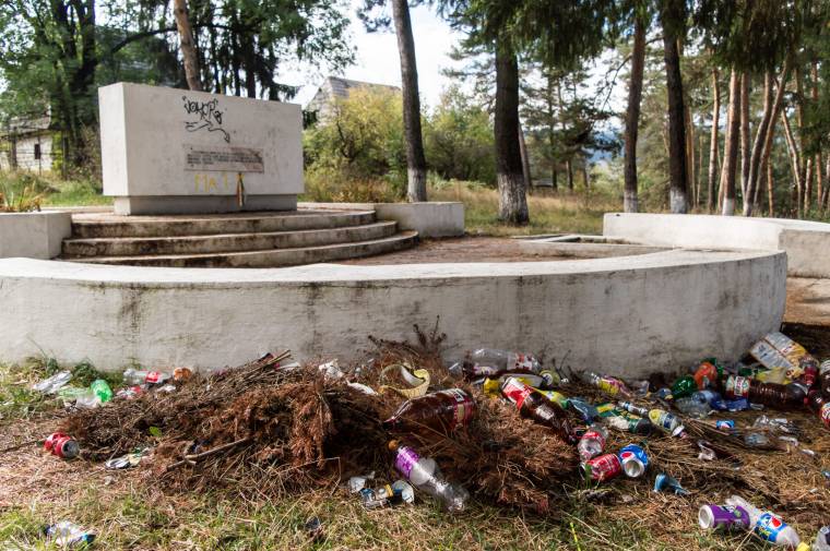 Nagyon elhanyagolt állapotban van a Hősök temetője