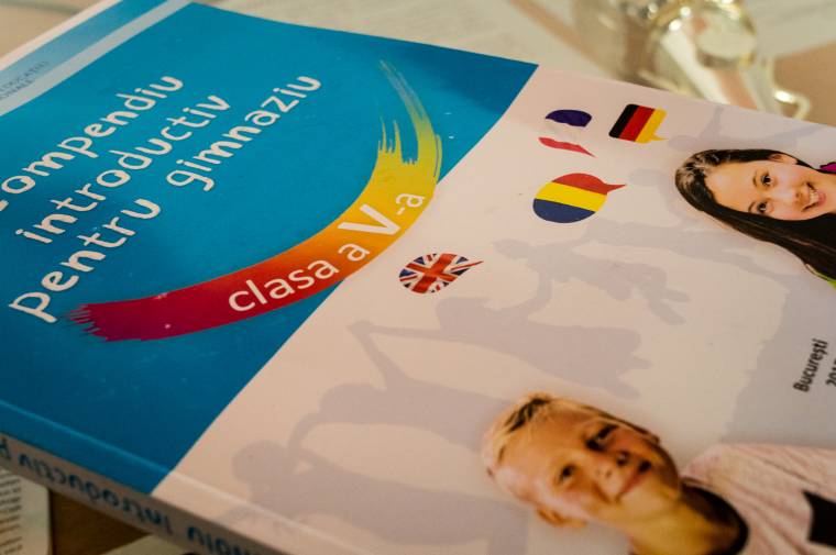 Legjobb esetben is csak második félévre kaphatnak magyar nyelvű tankönyveket az ötödikesek