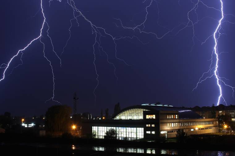 Jégeső is jöhet a villámokkal