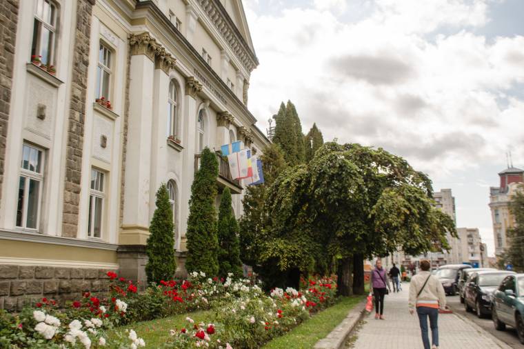 Egyelőre maradnak a zászlók a csíkszeredai városházán
