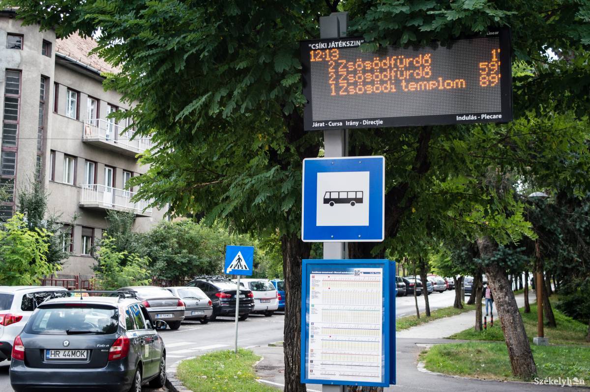 Vannak előrelépések. Csíkszeredában elektronikus kijelzőn lehet követni a buszmenetrendet •  Fotó: Sándor Csilla