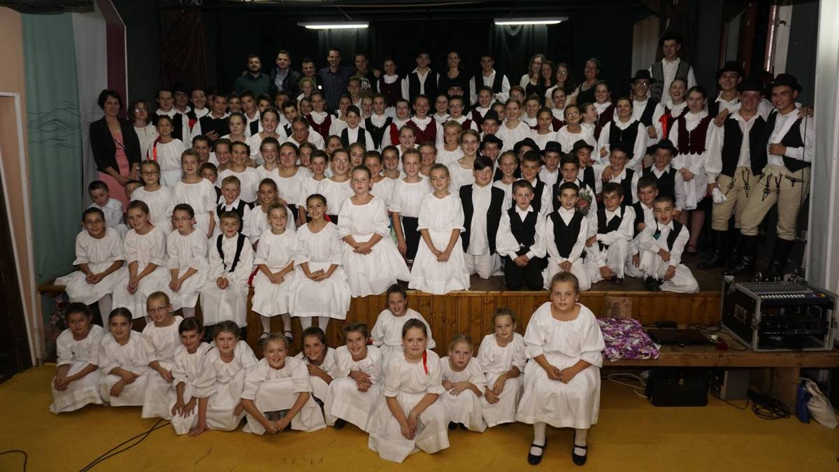 Az Eszterlánc tízéves jubileuma 2016-ban. Közösséggé váltak •  Fotó: Eszterlánc néptánccsoport