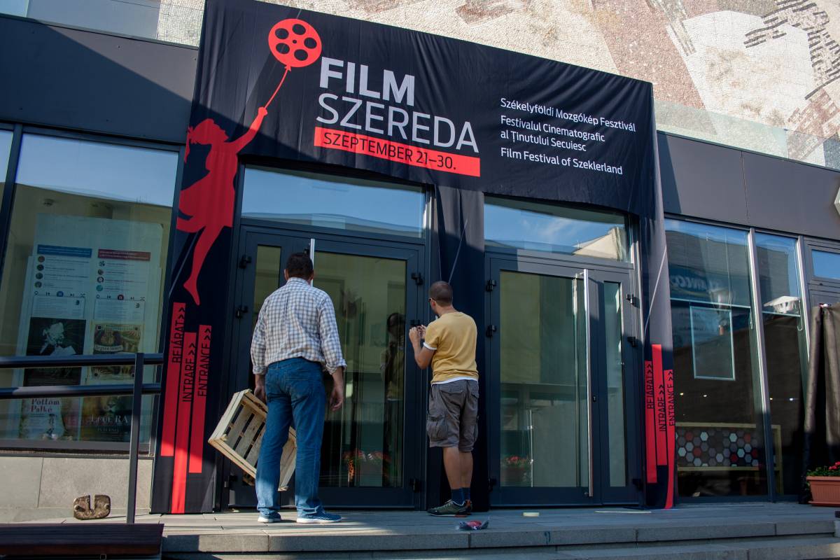 Szerda délután már javában zajlottak a filmfesztivál előkészületei •  Fotó: Tamás Attila