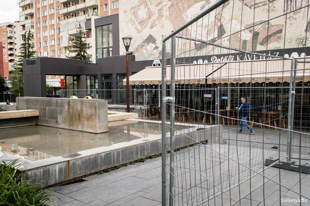 Javában zajlik a fesztiválhelyszín kialakítása •  Fotó: Sándor Csilla