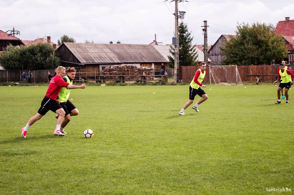 A csicsói pályán készültek csütörtökön az FK Csíkszereda játékosai •  Fotó: Sándor Csilla