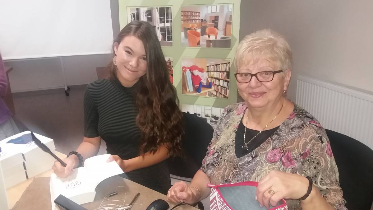 Kaponay Réka és nagymamája, Sebők Gizella a könyvbemutatón. Hazatértek Csíkszeredába •  Fotó: Kájoni János Megyei Könyvtár