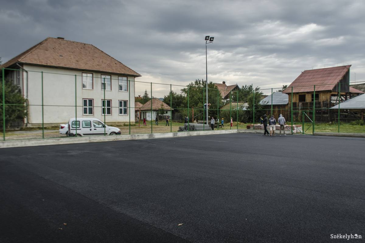 A készülő multifunkcionális sportpálya. Már csak hetek kérdése, és használható lesz •  Fotó: Pinti Attila