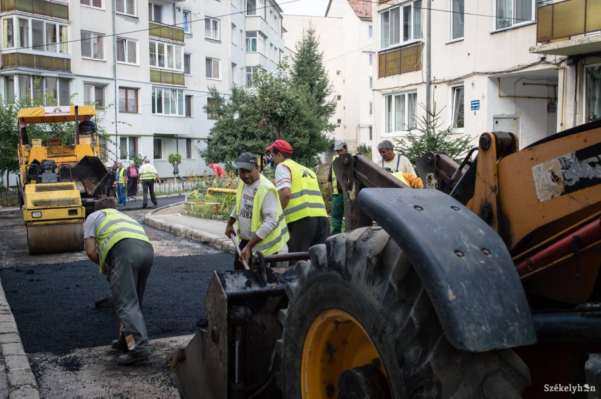 Aszfaltozás a zsúfolt lakótelepen. Élhetőbbé váló városrész •  Fotó: Sándor Csilla