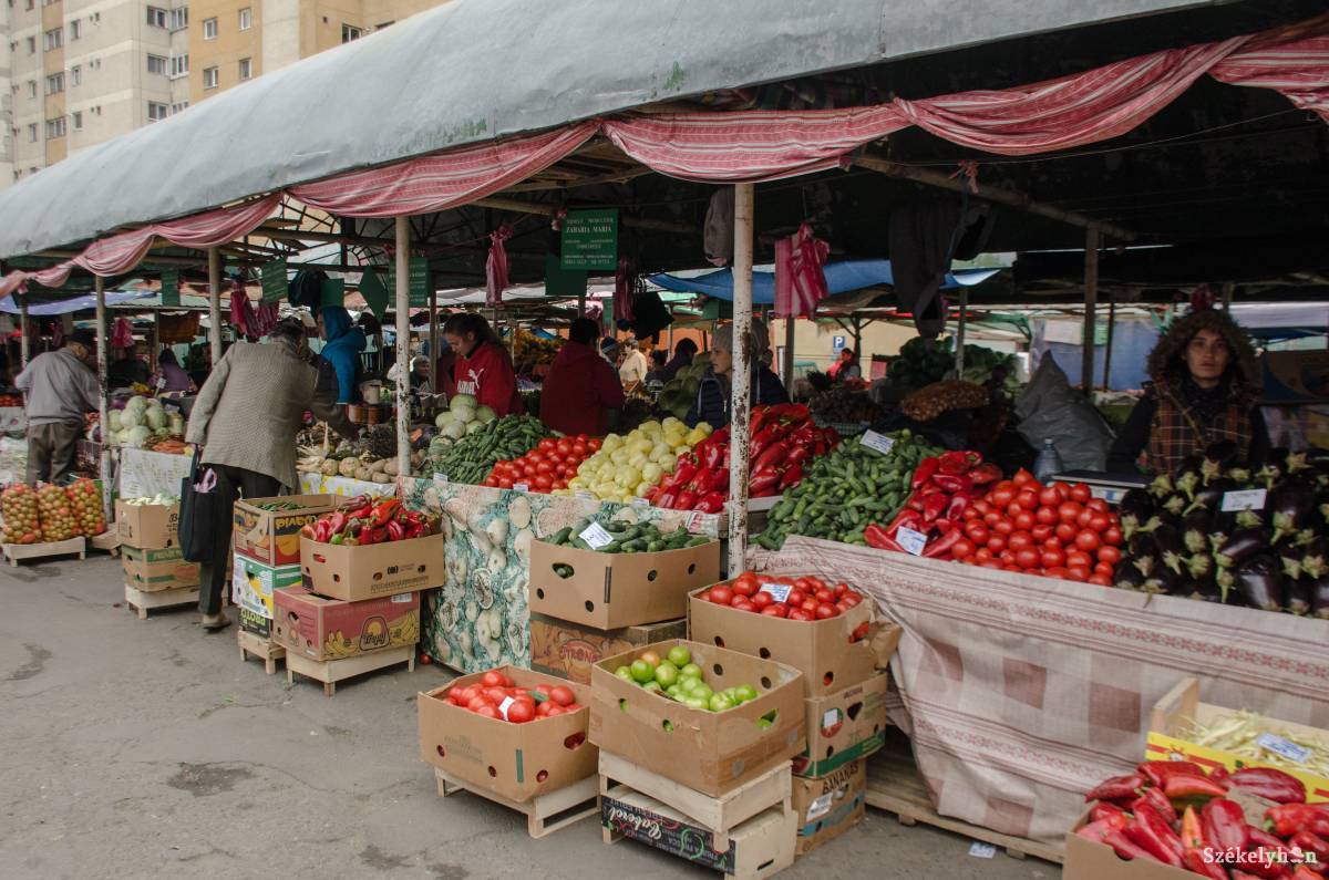 Halmokban az idényáru. A csíkszeredai zöldség- és gyümölcspiacon továbbra is többségben a viszonteladók •  Fotó: Gecse Noémi