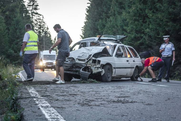 Fának csapódva állt meg az országútról lesodródott autó