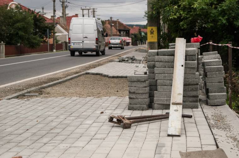 Járdaépítés és térrendezés zajlik Csíkdánfalván