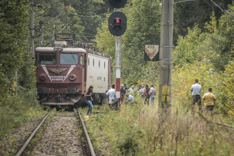 Menet közben hagyta el két kocsiját a vonat, az utasok a mezőn rekedtek