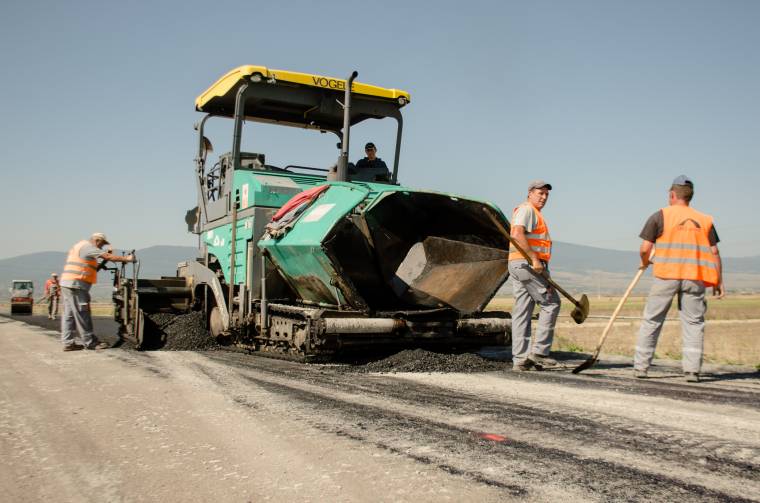 Az aszfaltozás után elkezdődhet a körforgalom építése a taplocai terelőúton