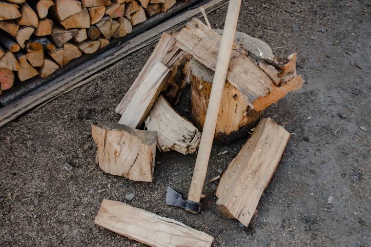 Elkapták, amint fejszét és villát lopott