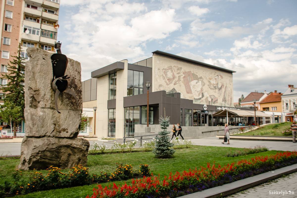 Csökkentett munkaprogrammal dolgozik csütörtöktől a Csíki Mozi épületében található Csík-Infó iroda is •  Fotó: Gecse Noémi