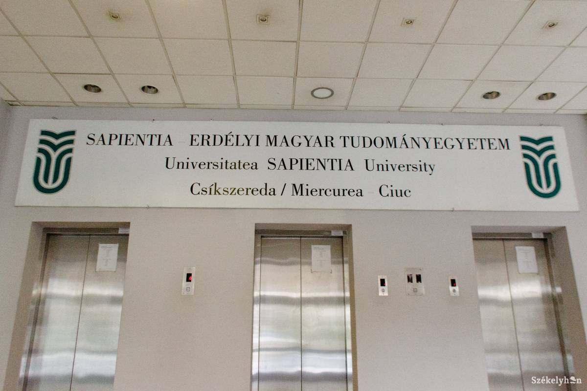Középiskolások körében népszerűsítik az egyetemet a Sapientia hallgatói •  Fotó: Gecse Noémi