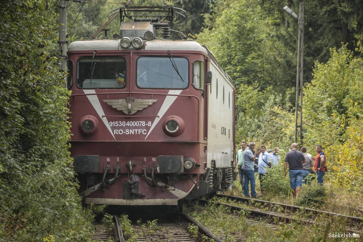 Brassóból érkezik a segítség. Sínre kell tenni a mozdonyt •  Fotó: Pinti Attila