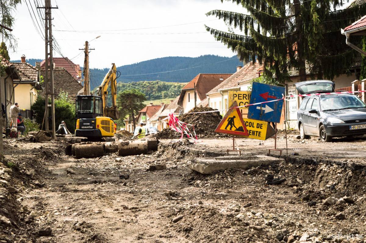 A földben a közművek pontos állapotát akkor lehet megtudni, amikor elkezdődik a munkálat, és feltárják ezeket •  Fotó: Sándor Csilla