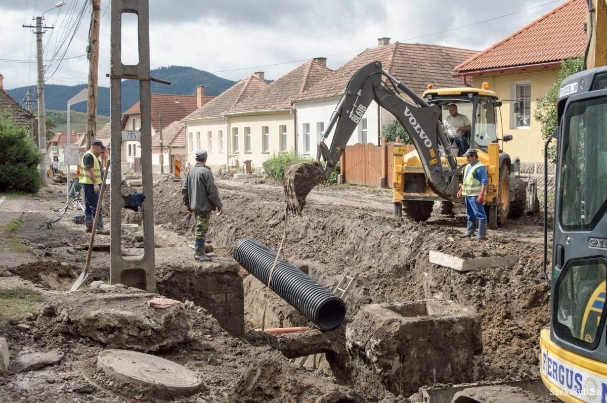 Készül az esővíz-elvezető hálózat gerincvezetéke. Nem minden részlet tisztázott •  Fotó: Sándor Csilla