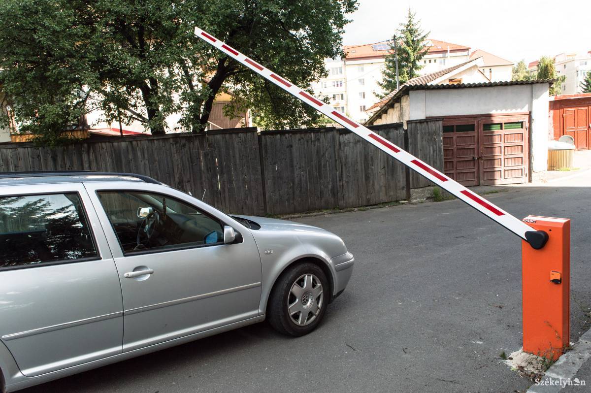 Idegenek elől zárták el a lakóövezeti parkolót a vasútállomás közelében. Ez nincs ingyen •  Fotó: Sándor Csilla