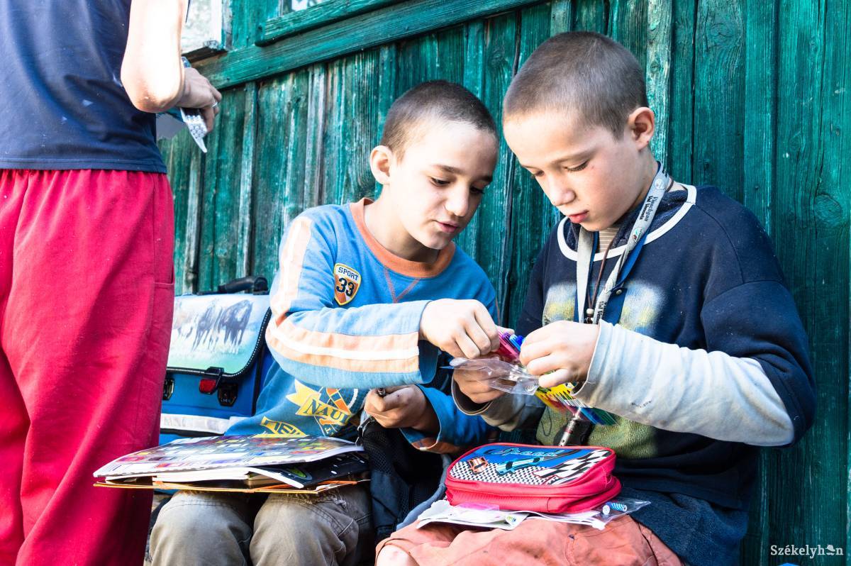 Boldogan bontották ki az adományba kapott iskolatáskák tartalmát. Megkezdődött az újabb tanév, hasznát veszik a tanszereknek •  Fotó: Sándor Csilla