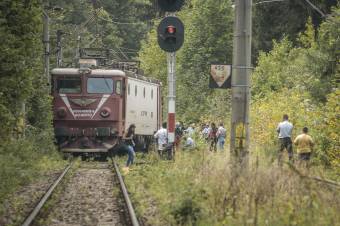 Menet közben hagyta el két kocsiját a vonat, az utasok a mezőn rekedtek