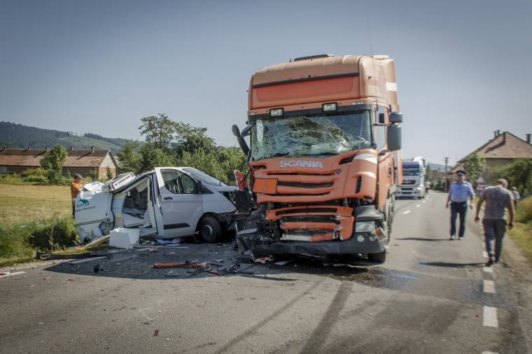 Rommá törött a kisteherautó Csíkkozmás határában