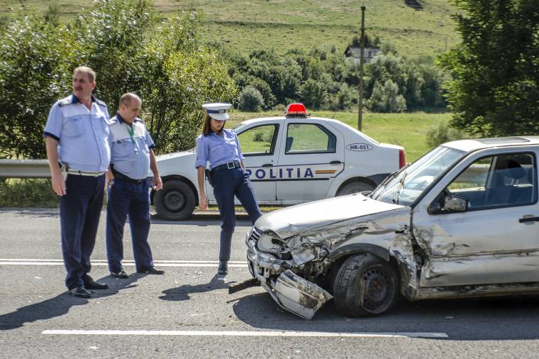 Személyautónak, majd kisbusznak ütközött