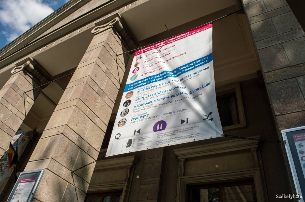 Hirdetik az új színházi évad előadásait a Csíki Játékszín előtt. Október 6-áig válthatók bérletek &bullet;  Fotó: Sándor Csilla
