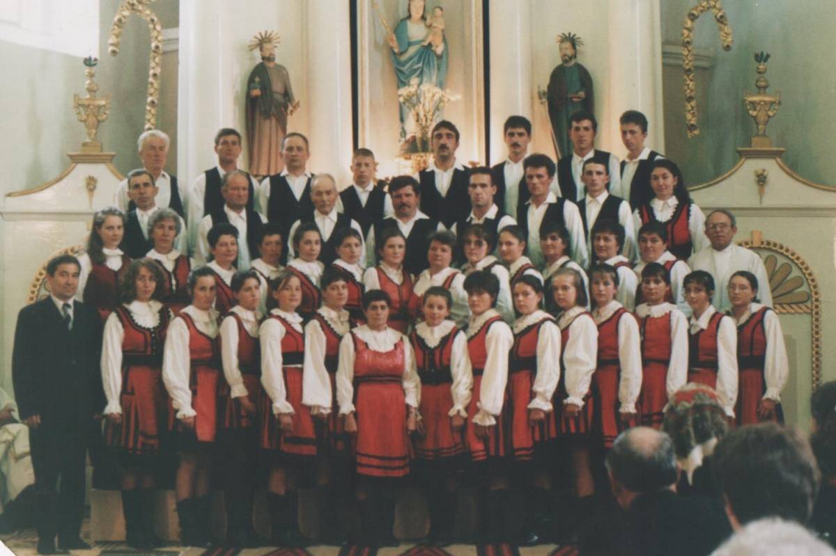 Csíkmadaras Egyházi Kórusa 1999-ben. Közülük többen még ma is énekelnek a jelenlegi énekkarban. Archív •  Fotó: Tankó Molnár Mária