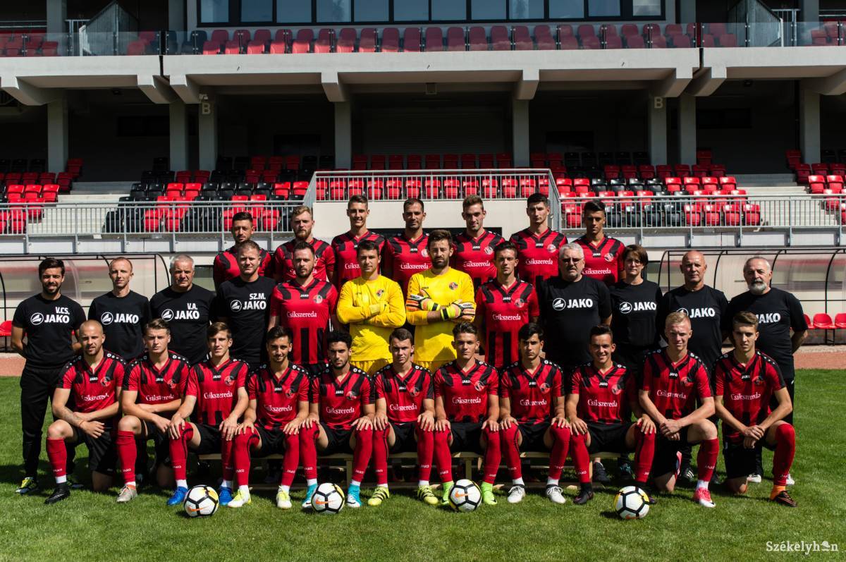 Csapatkép. Egy év múlva már a 2. ligás szezonra készülve állnának össze ilyen fotóra •  Fotó: Sándor Csilla