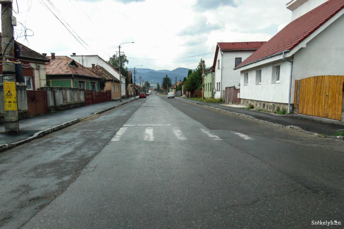 A Fürdő utca akadálymentes, de még nem teljes a felújítás •  Fotó: Balogh Orsolya
