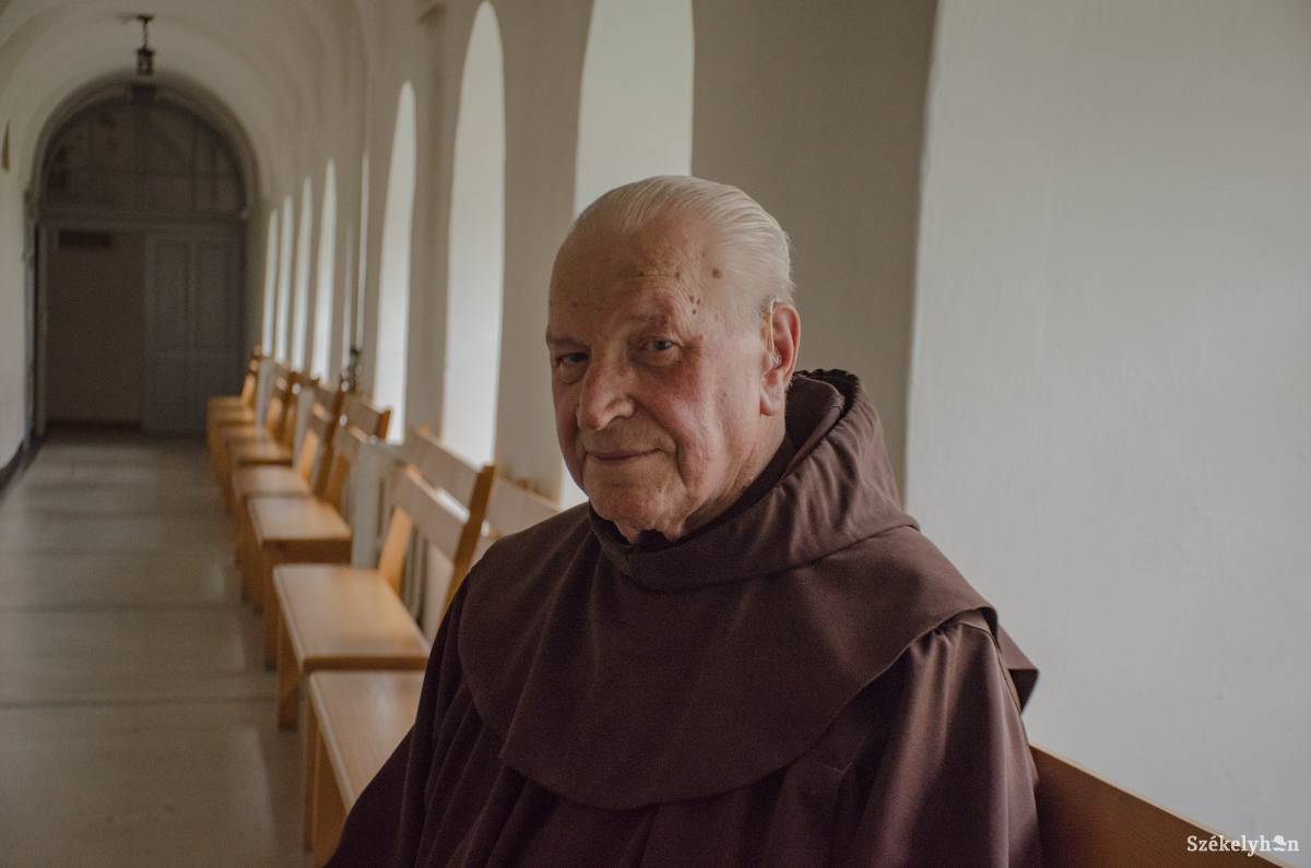 József atya elmondása szerint első prédikációi alatt úgy izgult, hogy a szószék is remegett bele •  Fotó: Gecse Noémi