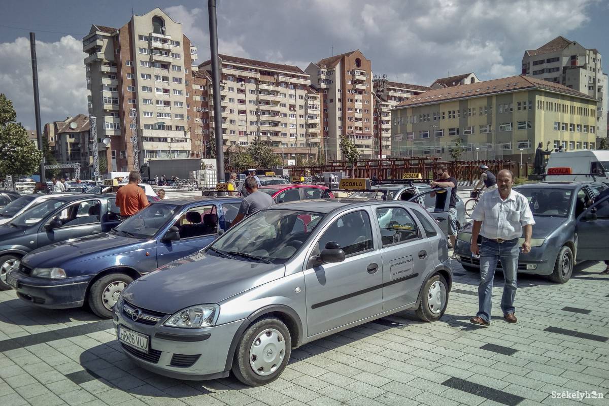 Gépjárművezető-oktatók augusztus végi ad-hoc sztrájkja a csíkszeredai Szabadság téren. Értelmetlen időtöltésnek bizonyult • Fotó: Iszlai Katalin