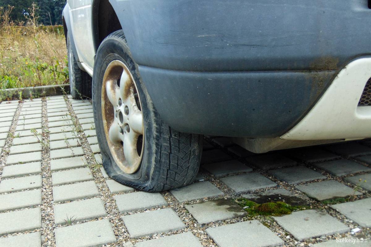 A leereszkedett gumiabroncs is jele lehet, hogy a gépjárművet hosszabb ideje nem használták. Képünk illusztráció •  Fotó: Balogh Orsolya